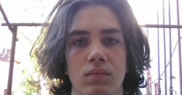 Un tanar din Cluj sustine ca a fost dat afara de la ore pentru ca avea parul "indecent de lung". Raspunsul Inspectoratului