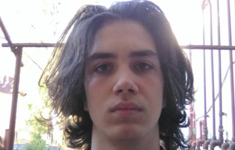 Un tanar din Cluj sustine ca a fost dat afara de la ore pentru ca avea parul "indecent de lung". Raspunsul Inspectoratului