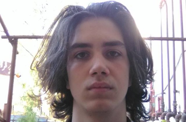 Un tanar din Cluj sustine ca a fost dat afara de la ore pentru ca avea parul "indecent de lung". Raspunsul Inspectoratului