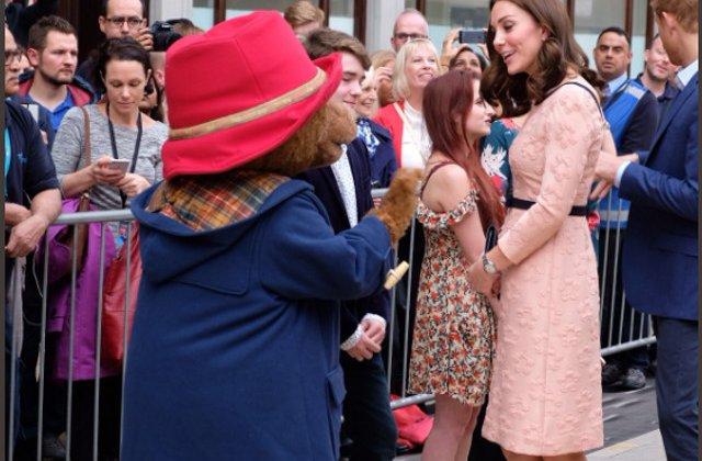 [VIDEO] Kate Middleton a dansat cu Ursuletul Paddington in mijlocul strazii