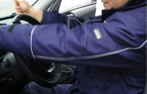 Iata cum ar trebui sa conducem - pozitia corecta la volan!