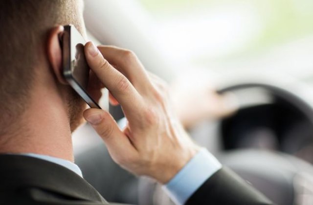 Sondaj: 6 din 10 soferi romani vorbesc la telefonul mobil in timp ce conduc, iar 4 din 10 trimit mesaje text