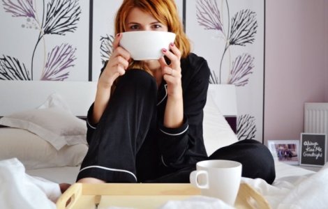  Top  10 lucruri pe care le fac femeile cand raman singure acasa