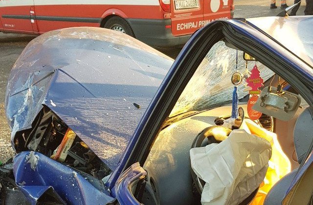 Brasov: Doi copii si trei adulti, raniti intr-un accident