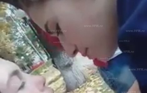  Video  O eleva i-a facut unei colege pierce in limba pe viu, intr-un parc din Husi