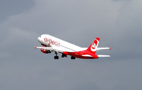  Video  Manevra riscanta la aterizarea unui avion pe aeroportul din Dusseldorf. Pilotii, suspendati