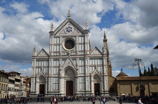 Un turist a murit, dupa ce a fost lovit de o piatra desprinsa din cea mai faimoasa biserica din Florenta
