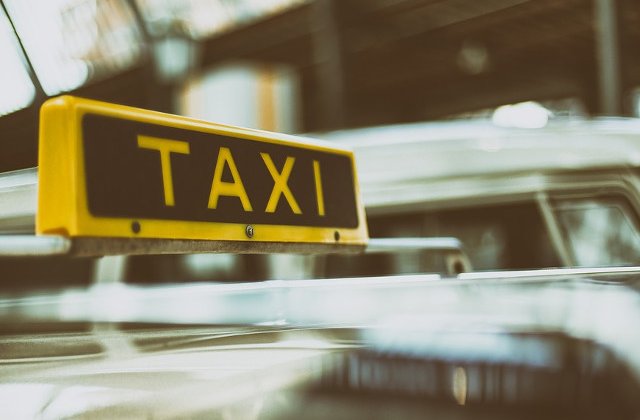 Barbat retinut dupa ce a batut un taximetrist si i-a furat masina, in Capitala