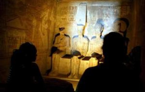 Cine e mumia care tipa?