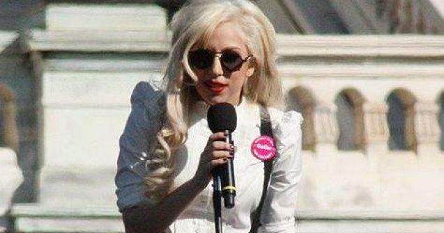 Lady Gaga scrie despre arta si moda in V magazine