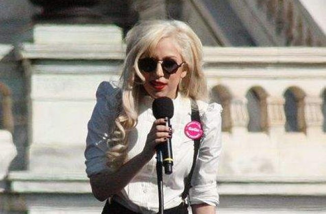 Lady Gaga scrie despre arta si moda in V magazine
