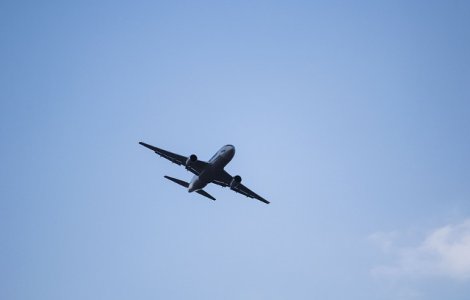 O batrana a aruncat monede in motorul avionului pentru a avea noroc. Zborul a fost anulat