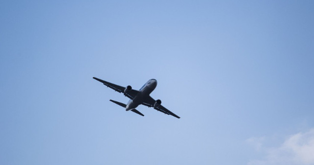 O batrana a aruncat monede in motorul avionului pentru a avea noroc. Zborul a fost anulat