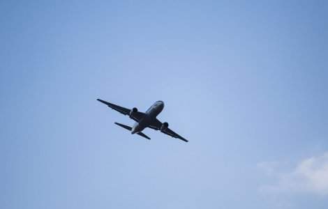 O batrana a aruncat monede in motorul avionului pentru a avea noroc. Zborul a fost anulat