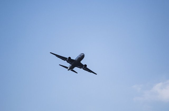 O batrana a aruncat monede in motorul avionului pentru a avea noroc. Zborul a fost anulat