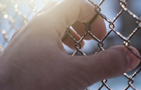 Ministrul Justitiei: Avem in vederea masura supravegherii cu bratara electronica, o modalitate prin care detinutul este aproape de familia lui