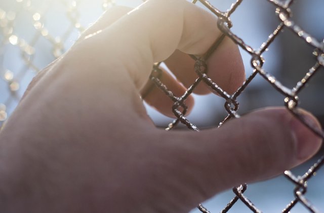 Ministrul Justitiei: Avem in vederea masura supravegherii cu bratara electronica, o modalitate prin care detinutul este aproape de familia lui