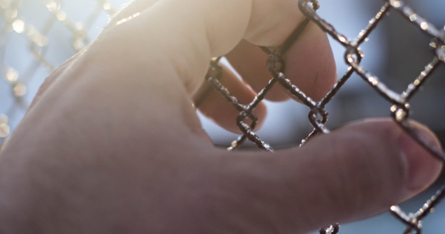 Ministrul Justitiei: Avem in vederea masura supravegherii cu bratara electronica, o modalitate prin care detinutul este aproape de familia lui