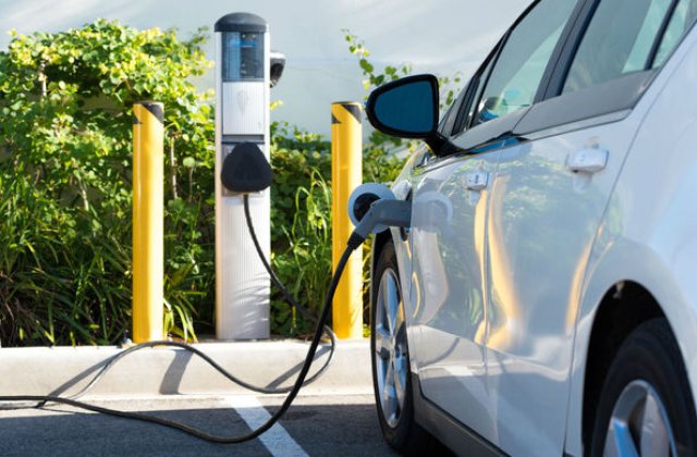 Studiu Ford: "Angajatii nostri vor mai multe masini electrice; planuim sa triplam numarul statiilor de incarcare"