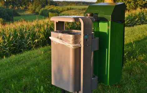 Un primar a achizitionat 760 de cosuri de gunoi stradale pe care trebuie sa achite de trei ori veniturile comunei in 2017