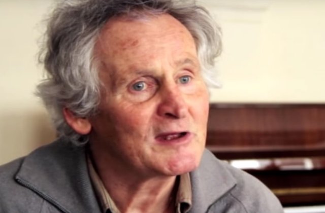 Un celebru regizor de teatru britanic a fost demis dupa ce o angajata l-a acuzat de hartuire