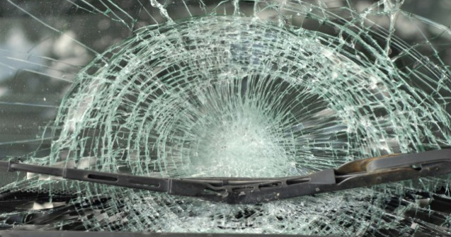 Un adolescent a murit si alti trei tineri au fost raniti, dupa ce masina in care se aflau a lovit o buturuga