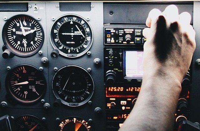 Un om de afaceri a murit dupa o aterizare fortata cu un avion de mici dimensiuni pe un camp