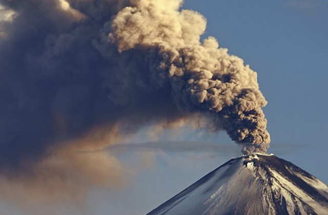 Un vulcan din insulele Solomon a inceput sa erupa