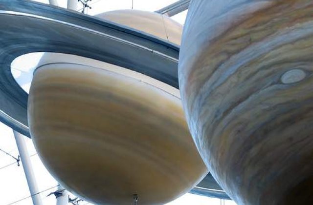 "Pliseurile" de pe inelele lui Saturn si Jupiter, "croite" de comete?