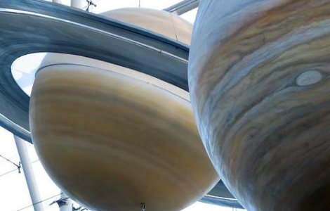 "Pliseurile" de pe inelele lui Saturn si Jupiter, "croite" de comete?