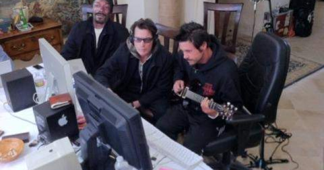Charlie Sheen s-a apucat de cantat...cu Snoop Dog