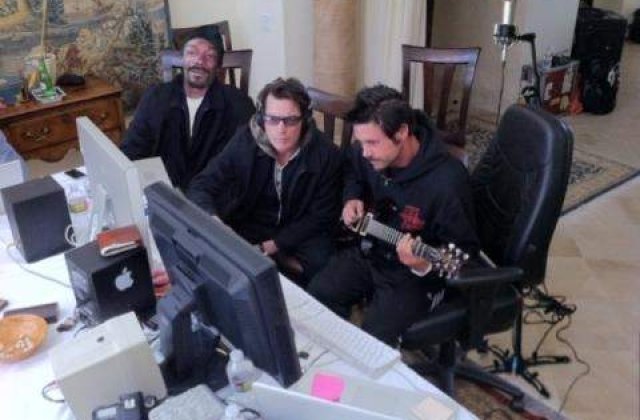 Charlie Sheen s-a apucat de cantat...cu Snoop Dog