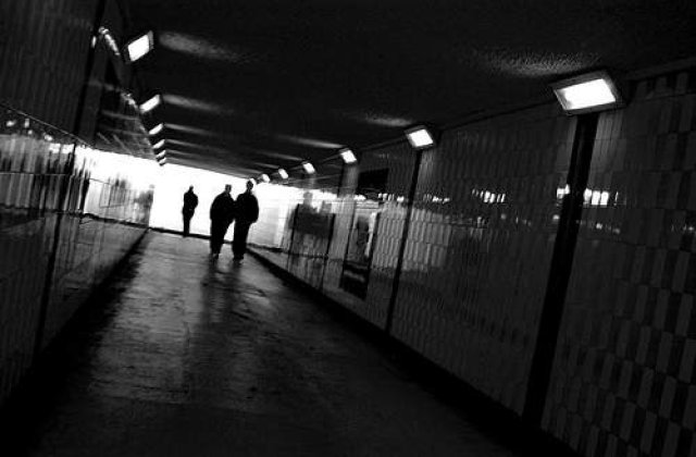 Un barbat s-a aruncat in fata metroului