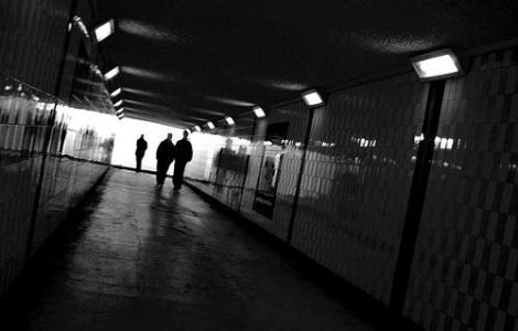 Un barbat s-a aruncat in fata metroului