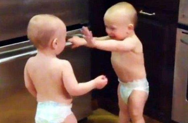 [VIDEO] Bebelusii certareti  provoaca o furtuna pe internet