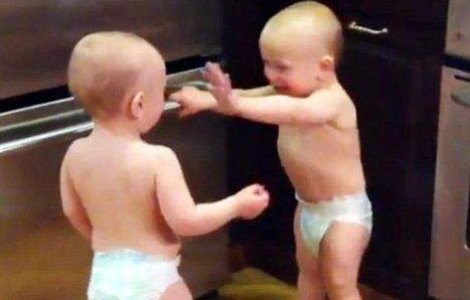  Video  Bebelusii certareti provoaca o furtuna pe internet