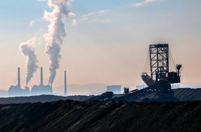 Zeci de angajati ai Complexului Energetic Oltenia au intrat in greva foamei, nemultumiti de salarii