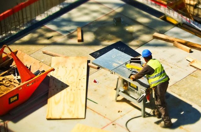 Un tanar de 28 de ani ar fi murit de epuizare, dupa 17 ore de munca