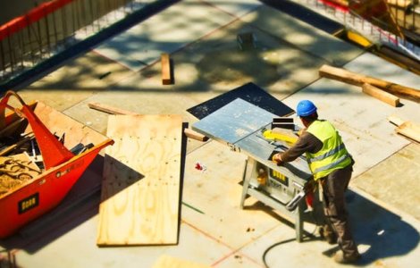 Un tanar de 28 de ani ar fi murit de epuizare, dupa 17 ore de munca