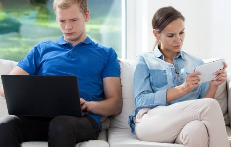  Top  10 lucruri enervante pe care le fac cuplurile pe Facebook