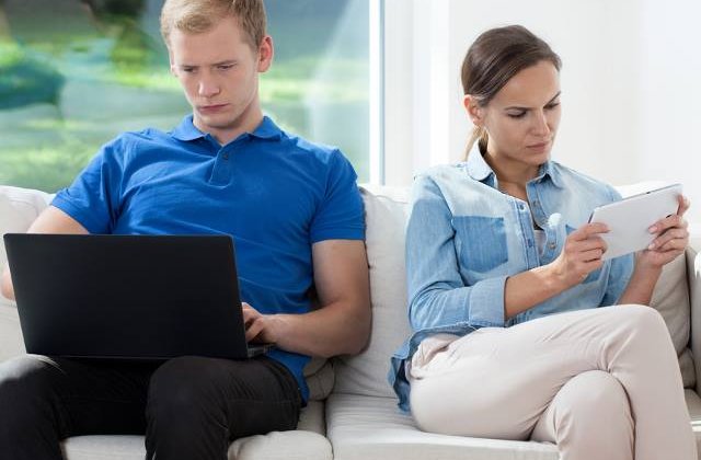 10 lucruri enervante pe care le fac cuplurile pe Facebook