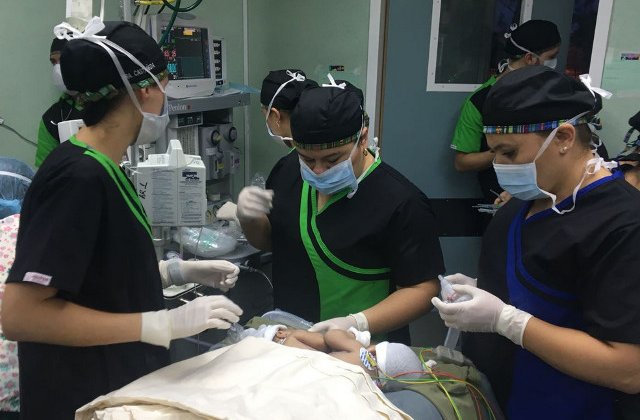 Siamezele "Las Esmeraldas" din Guatemala, separate cu succes dupa o operatie de 15 ore