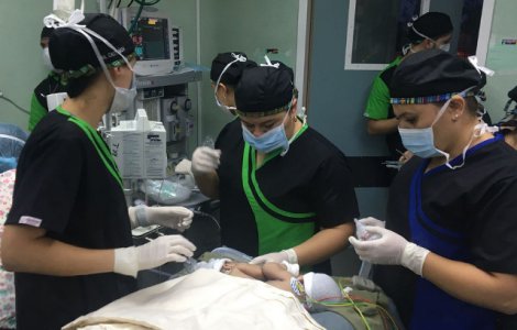 Siamezele "Las Esmeraldas" din Guatemala, separate cu succes dupa o operatie de 15 ore