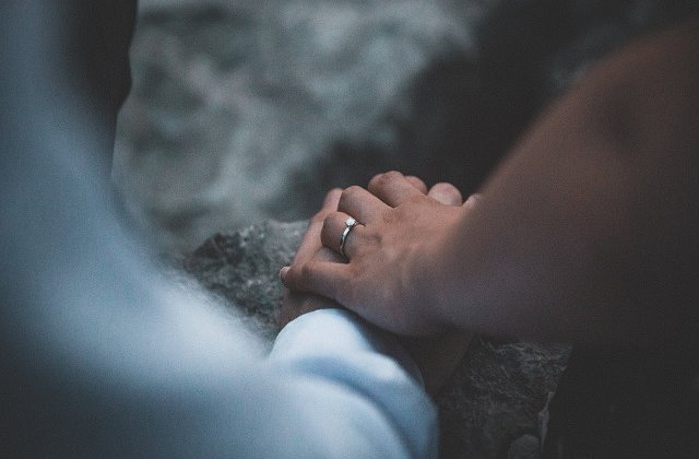 Un barbat s-a sinucis live pe Facebook, dupa ce a aflat ca fiica lui s-a logodit fara aprobarea sa