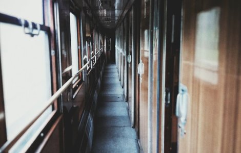 Adolescenta in varsta de 17 ani, trimisa in judecata pentru ca si-a aruncat iubitul din tren, dupa o cearta