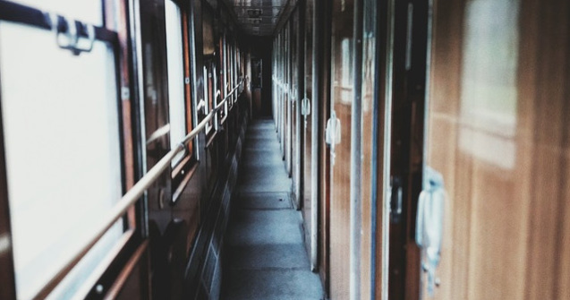 Adolescenta in varsta de 17 ani, trimisa in judecata pentru ca si-a aruncat iubitul din tren, dupa o cearta