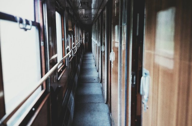 Adolescenta in varsta de 17 ani, trimisa in judecata pentru ca si-a aruncat iubitul din tren, dupa o cearta