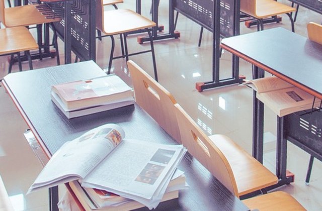 Studiu: Trei din patru parinti cred ca este important ca profesorul sa poata alege manualul pe baza caruia preda elevilor