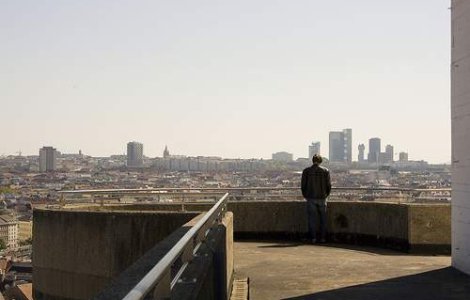 Un tanar care se credea Neo din Matrix s-a aruncat de la etajul 10