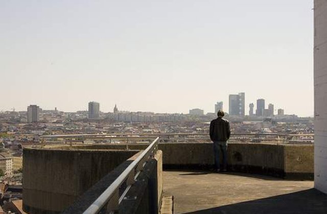 Un tanar care se credea Neo din Matrix s-a aruncat de la etajul 10